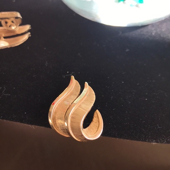 Trifari Gold Tone Vintage Clip Earrings - Picture 5 of 6